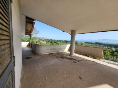 CASERTA - 998 PALAZZO SU TRE LIVELLI CON TERRENO