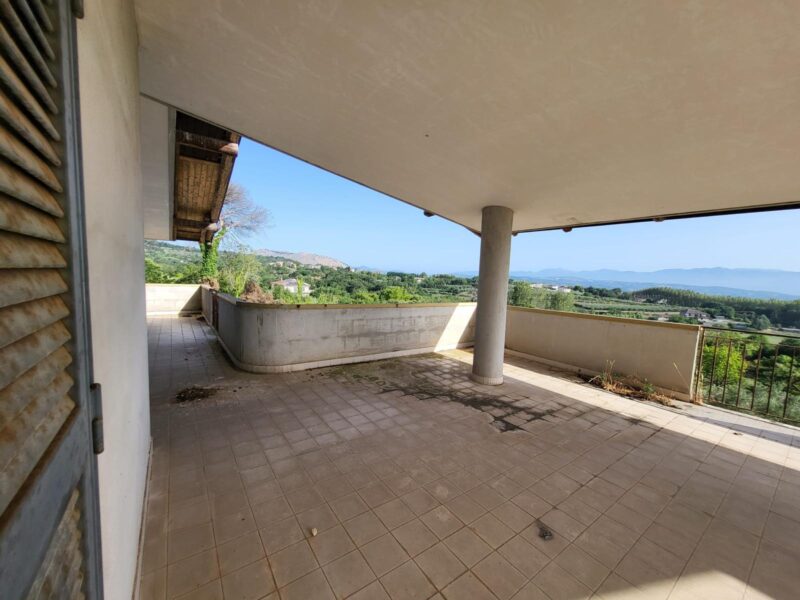 CASERTA - 998 PALAZZO SU TRE LIVELLI CON TERRENO