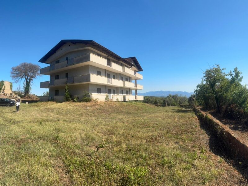 CASERTA - 998 PALAZZO SU TRE LIVELLI CON TERRENO