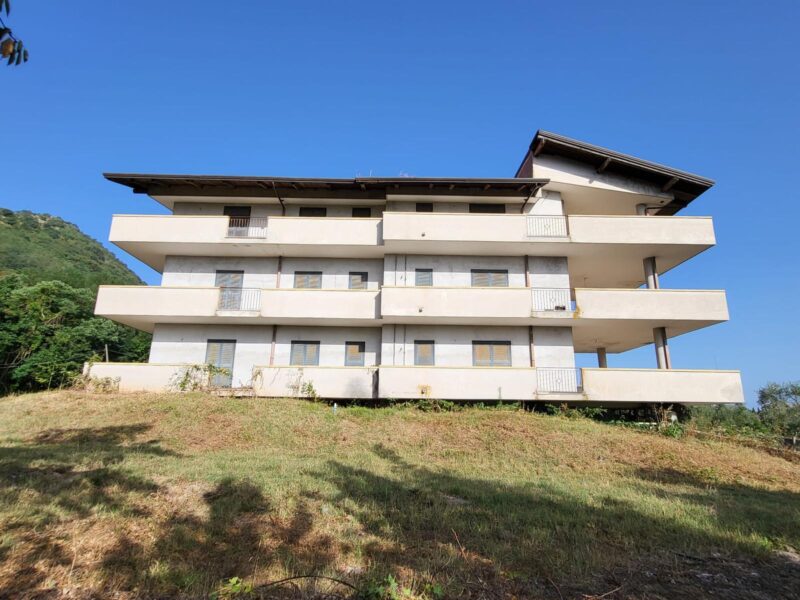 CASERTA - 998 PALAZZO SU TRE LIVELLI CON TERRENO