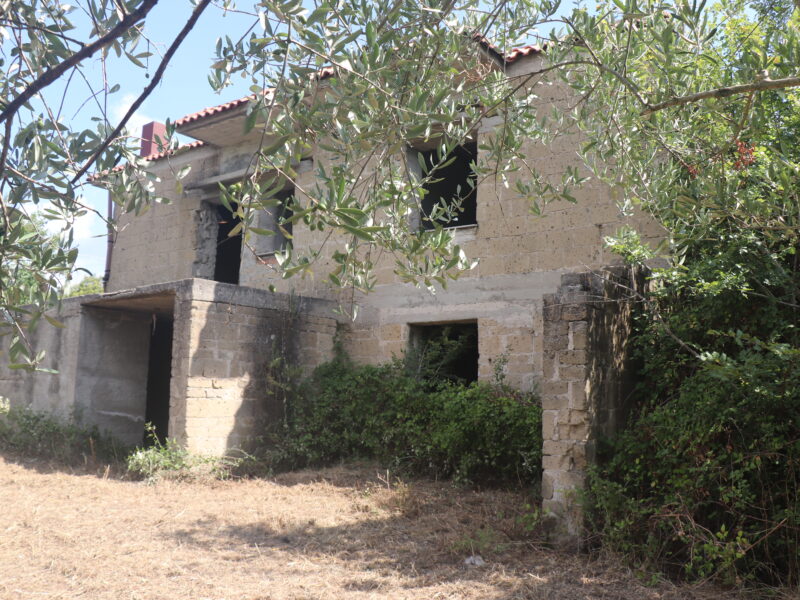 FRASSO TELESINO (BN) - 820 GREZZO DA RIFINIRE CON TERRENO