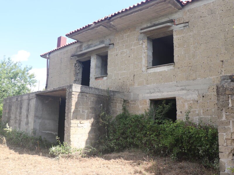 FRASSO TELESINO (BN) - 820 GREZZO DA RIFINIRE CON TERRENO