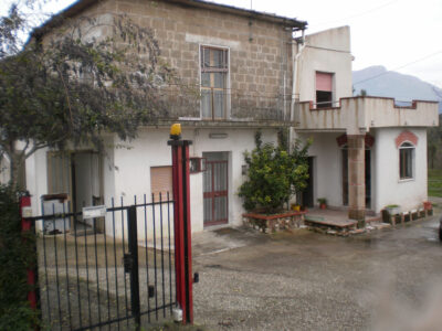 DUGENTA (BN) - 237 CASA COLONICA CON GIARDINO