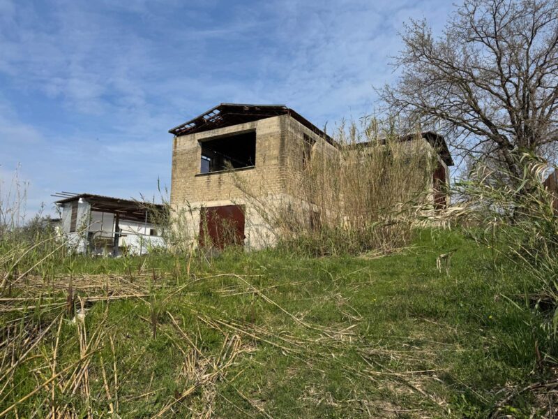 DUGENTA (BN) - 108 CAPANNONE CON TERRENO IN SPLENDIDA POSIZIONE