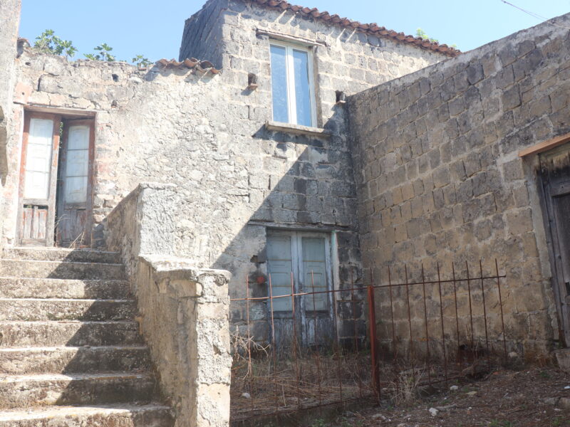 ALVIGNANO (CE) - 143 INTERO BORGO RURALE CON TERRENO IN POSIZIONE PANORAMICA