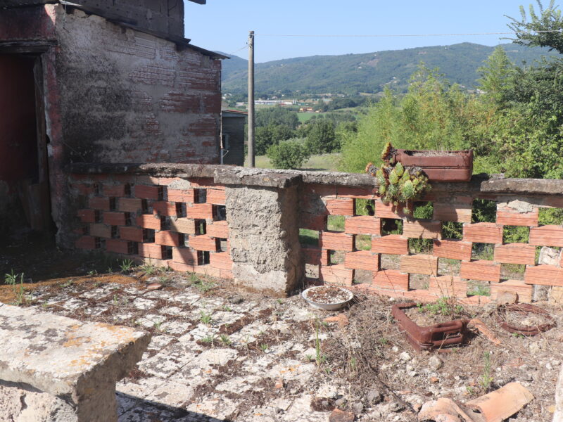 ALVIGNANO (CE) - 143 INTERO BORGO RURALE CON TERRENO IN POSIZIONE PANORAMICA