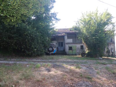 ALVIGNANO (CE) - 143 INTERO BORGO RURALE CON TERRENO IN POSIZIONE PANORAMICA