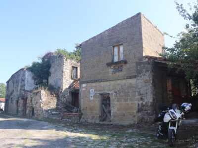 ALVIGNANO (CE) - 143 INTERO BORGO RURALE CON TERRENO IN POSIZIONE PANORAMICA