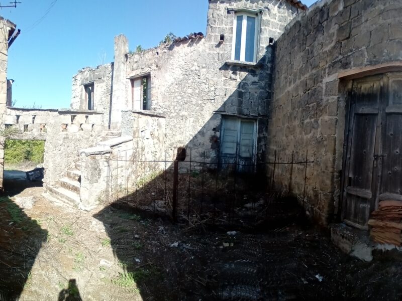 ALVIGNANO (CE) - 143 INTERO BORGO RURALE CON TERRENO IN POSIZIONE PANORAMICA