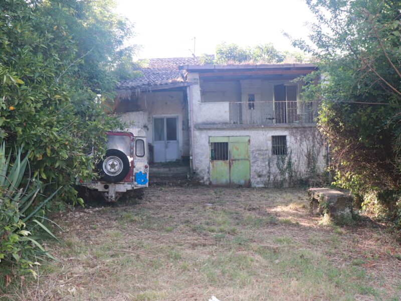 ALVIGNANO (CE) - 143 INTERO BORGO RURALE CON TERRENO IN POSIZIONE PANORAMICA