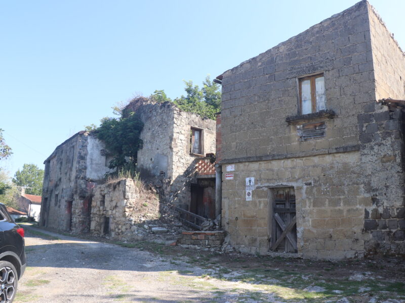 ALVIGNANO (CE) - 143 INTERO BORGO RURALE CON TERRENO IN POSIZIONE PANORAMICA